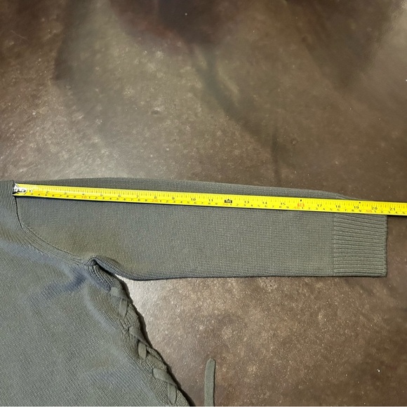 Vince 100% Cashmere Olive green Crew Neck Sweater with Side Tie- size small - Picture 12 of 13